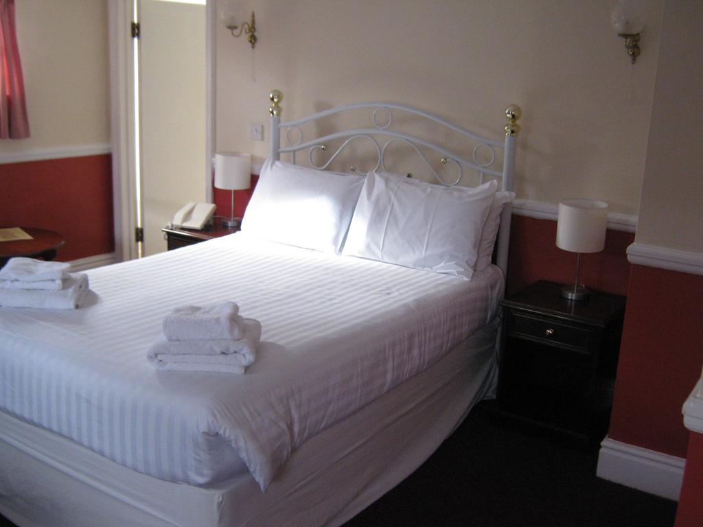 Rose And Crown Hotel Haverhill  Room photo